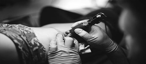 B&ecirc;bada, Juliana faz 12 tatuagens