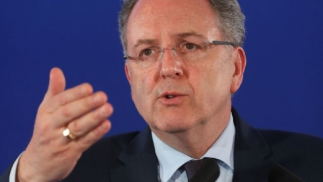 Ferrand d&eacute;missionnez, gagnez les l&eacute;gislatives et devenez Pr&eacute;sident de l'Assembl&eacute;e nationale