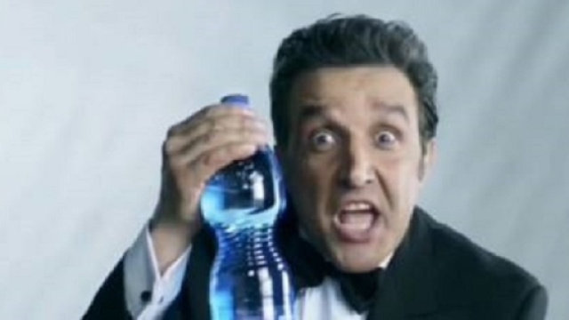 Flavio Insinna in un'immagine dello spot sospeso