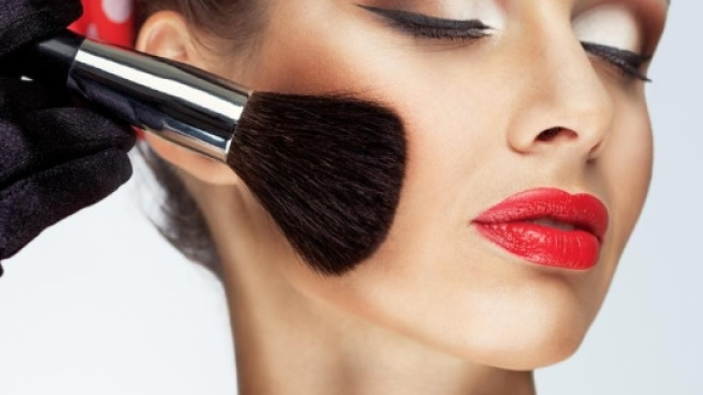 Make-up e Hairstyle, le strane tendenze dell'estate 2017