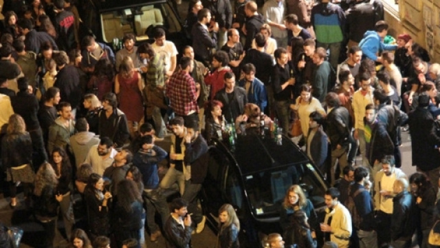 Sempre pi&ugrave; studenti amano stare in compagnia di una birra e dei loro amici