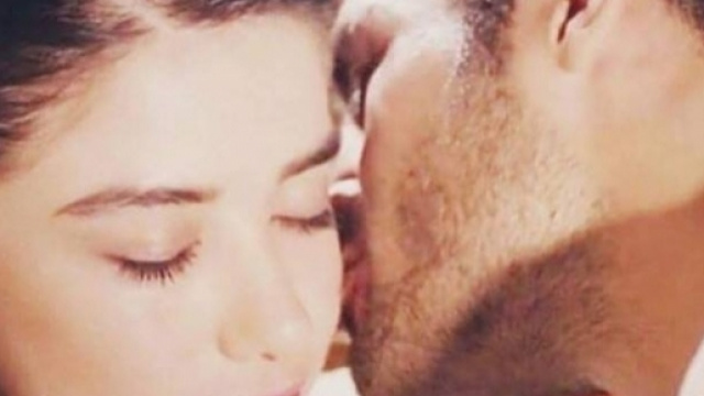 Serkan e Ozge interpreti di Ayaz ed Oyku in Cherry Season.