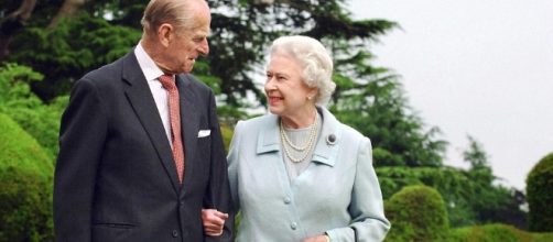 The Queen and Duke of Edinburgh don pink for official portrait for ... - dailymail.co.uk