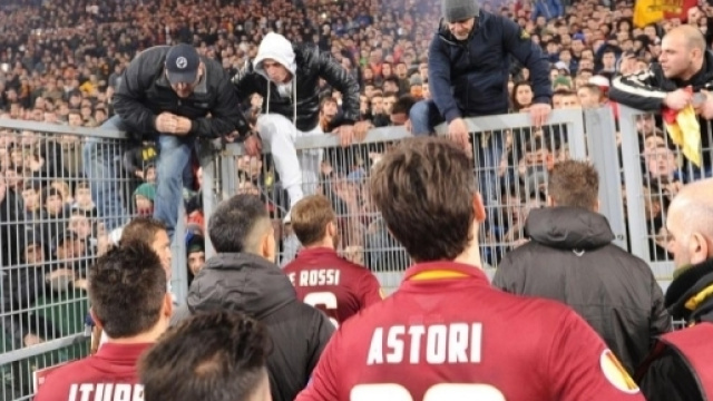 19 marzo 2015, i giocatori della Roma contestati dalla curva Sud dopo la partita persa per 3 a 0 con la Fiorentina