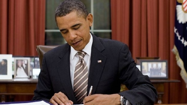 Barack Obama nell'Ufficio Ovale della Casa Bianca. L'ex presidente USA &egrave; da sempre attento ai temi ambientali