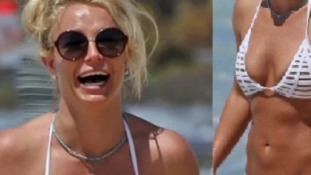 #BritneySpears sfoggia i suoi addominali scolpiti. #BlastingNews