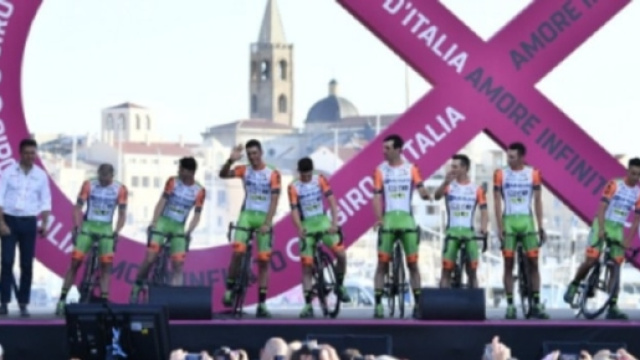 La Bardiani sfila alla presentazione delle squadre del Giro d'Italia