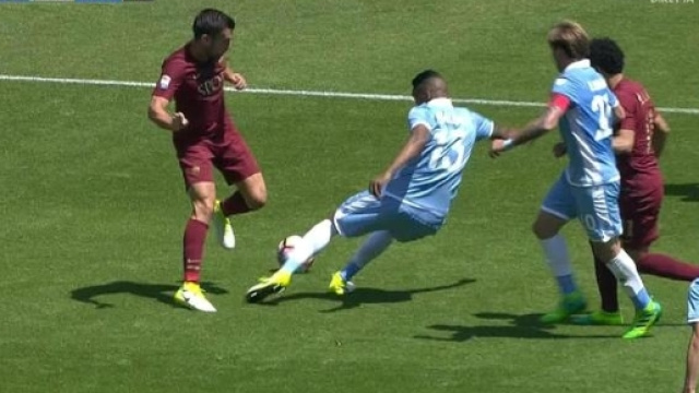 La simulazione di Strootman: confermata la squalifica di due giornate