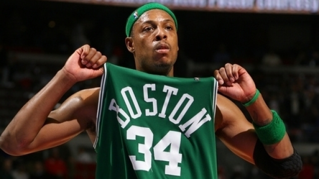 Paul Pierce mostra fiero la sua maglia numero 34 dei Celtics