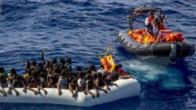 Uno dei tanti gommoni con a bordo migranti soccorsi nel Canale di Sicilia