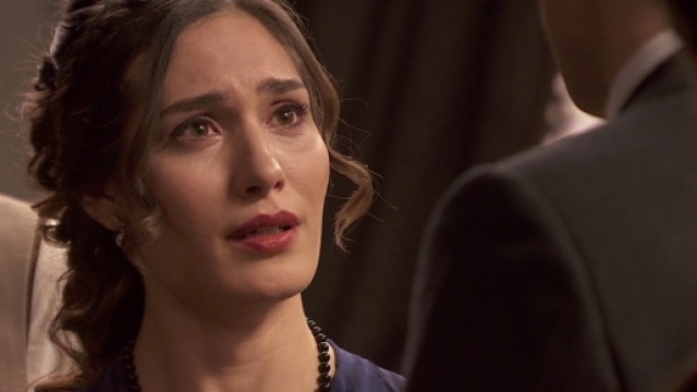 Camila disperata per la morte di Donna Remedios