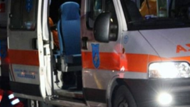 Legnano, quindicenne parcheggia auto e travolge la madre