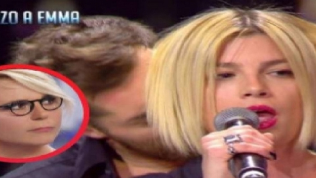 Lo scherzo erotico a Emma Marrone &egrave; divenuto un caso internazionale.