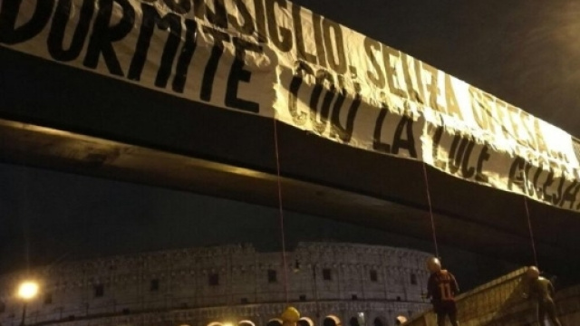 Lo striscione apparso ieri notte, con quattro manichini impiccati, di fronte al Colosseo