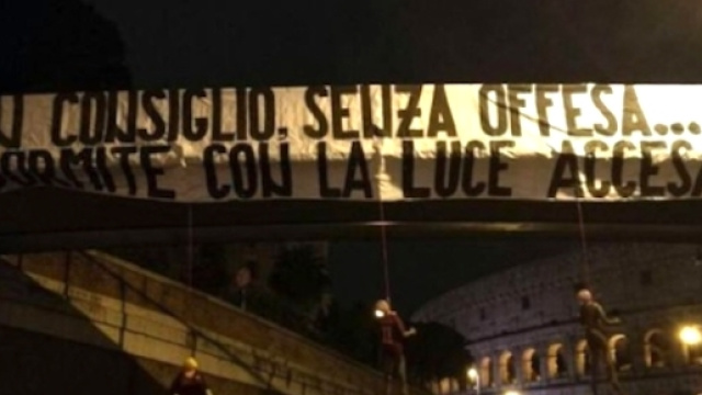 Lo striscione e i manichini della Roma impiccati (FOTO Ansa)