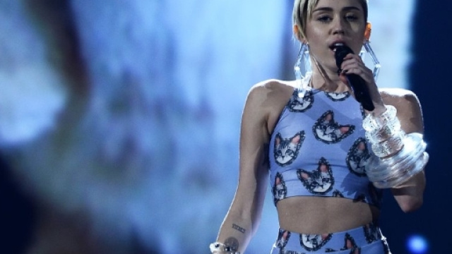 Miley Cyrus hot: spunta un pene sulle mutandine della popstar ... - leonardo.it