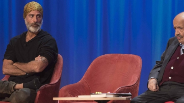 Raz Degan durante la sua ospitata al Maurizio Costanzo Show - oggi.it