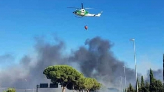 Roma, incendio azienda EcoX vicino a provinciale Pontina: al rogo materiale plastico e fumo sulla carreggiata; trafico bloccato.