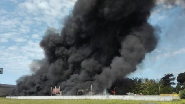 Roma, incendio in deposito plastica su via Pontina - 1 di 1 - Roma ... - repubblica.it