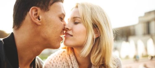 T&eacute;cnicas para ligar: Las se&ntilde;ales sutiles de que una mujer quiere ... - elconfidencial.com