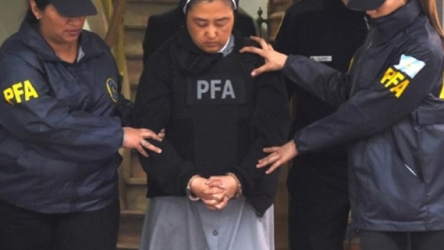 Abusi sui minori: Kosaka Kumiko arrestata