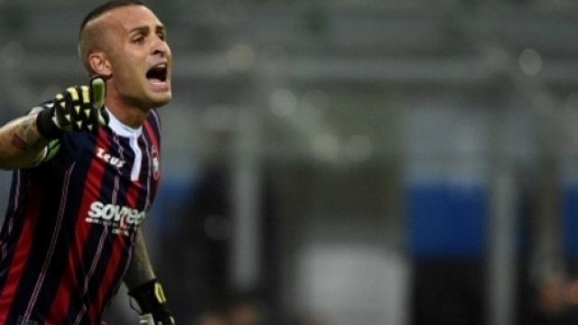 Alex Cordaz, portiere e capitano del Crotone.
