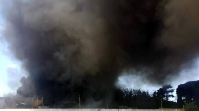Incendio deposito a Pomezia (via corriere.it)