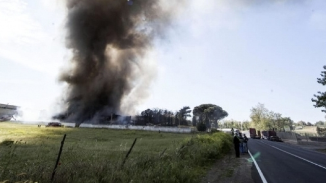 Incendio Pomezia, nube sicuramente tossica (foto: romatoday.it)