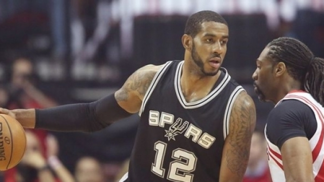 LaMarcus Aldridge in azione contro Nen&eacute; Hilario in Gara-3