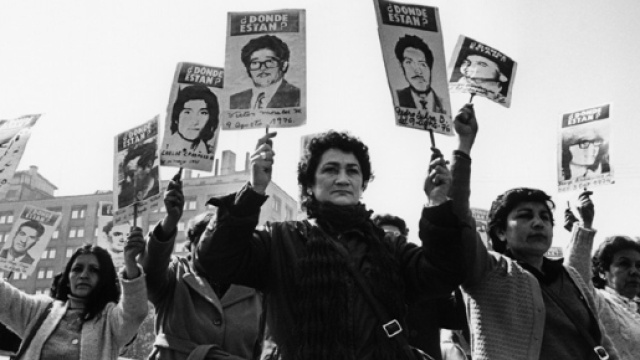 manifestanti chiedono notizie dei loro cari