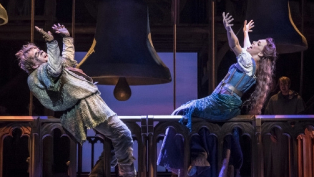 Notre Dame de Paris vola a Berlino