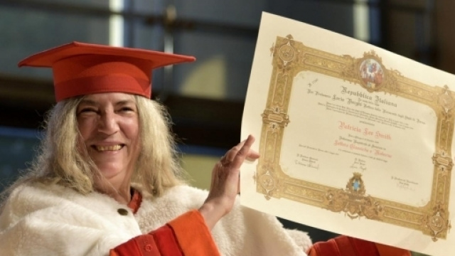 Patti Smith subito dopo la consegna della Laurea Honoris Causa in Lettere Classiche e Moderne (fonte: Universit&agrave; di Parma)