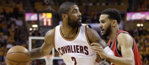 Kyrie Irving and the Cavs will try to sweep the Raptors on Sunday afternoon. [Image via Blasting News image library/inquisitr.com]
