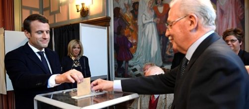 Macron ha votado esta ma&ntilde;ana en el norte de Francia acompa&ntilde;ado de su esposa.