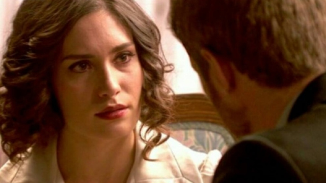 Camila Valdesalce cerca di baciare Nicolas