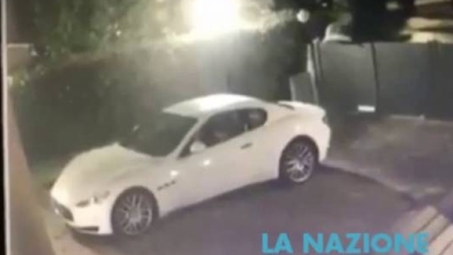 Dalle telecamere di sorveglianza della sua villa ha scoperto che un ladro aveva rubato nella sua auto e ha messo una taglia. Foto: Facebook.