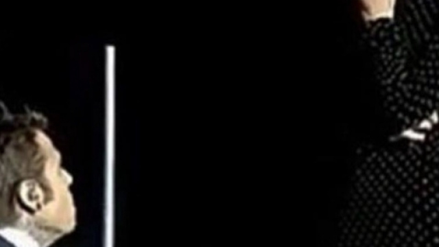 Fedez chiede in ginocchio la mano di Chiara Ferragni