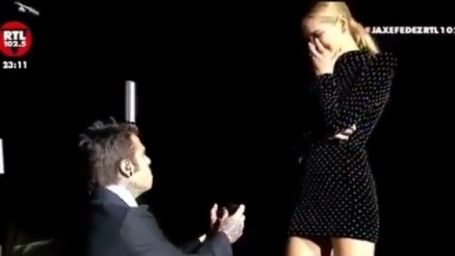 Fedez chiede la mano di Chiara Ferragni durante il concerto all'Arena di Verona (Credits: Youtube)