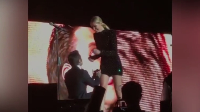 Fedez chiede la mano di Chiara Ferragni sul palco dell'Arena di Verona