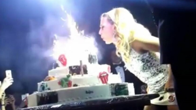 Il momento clou della festa di compleanno: Barbara D'Urso spegne le candeline