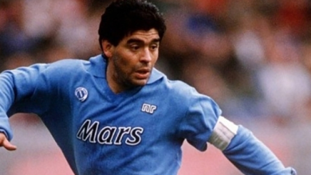 In foto un'immagine di Diego Armando Maradona con la maglia del Napoli
