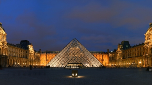 Louvre - 2007 - esplanade CC BY