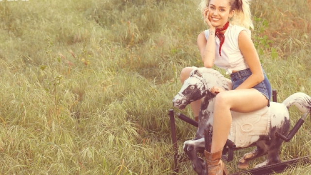 Miley Cyrus durante lo shooting per Billboard - billboard.com