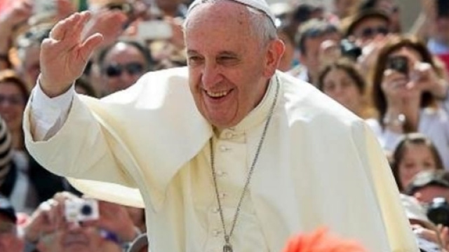 Selfi-mania: il video fatto a papa Francesco in visita a Milano lo scorso marzo da un truffatore, ha permesso di arrestarlo. Foto: milanotoday.