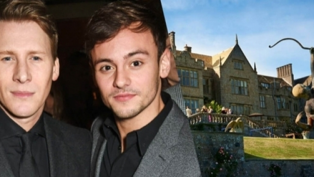 Tom Daley si &egrave; sposato con Dustin Lance Black in un castello in Gran Bretagna.
