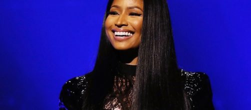 Cantora ajuda f&atilde;s a pagar universidade