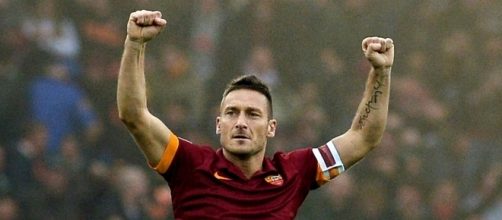 Totti ensalza los brazos hacia su afici&oacute;n