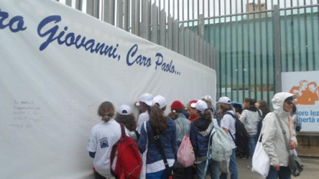 Aula Bunker: bambini impegnati a scrivere su di uno striscione dedicato a Giovanni e Paolo