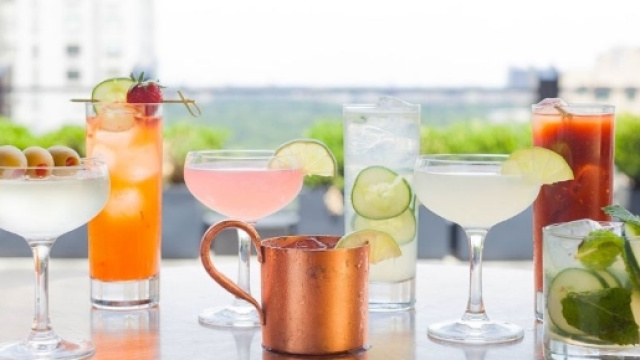 Beve cocktail alla vodka e perde la vista