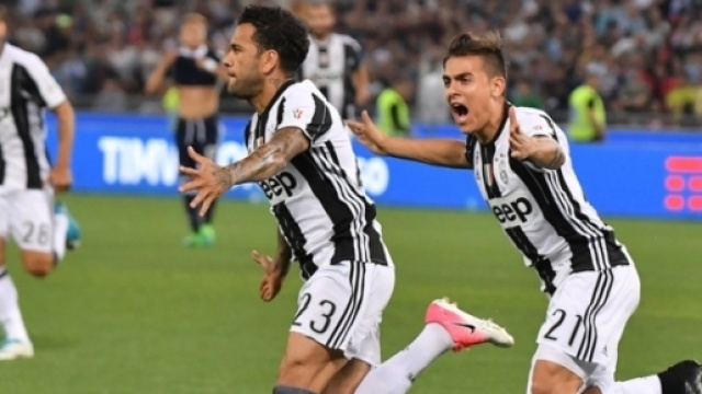 Dani Alves esulta dopo la rete che sblocca il match.